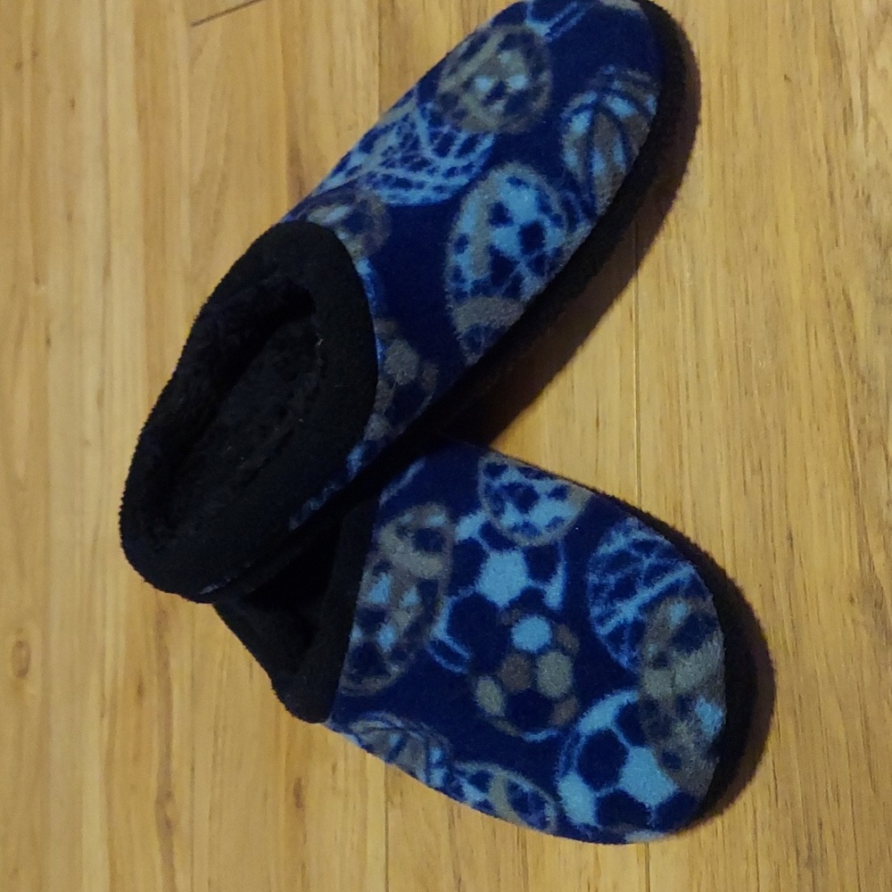 Kids large 5-8 slippers cuddl duds black with blue ball print